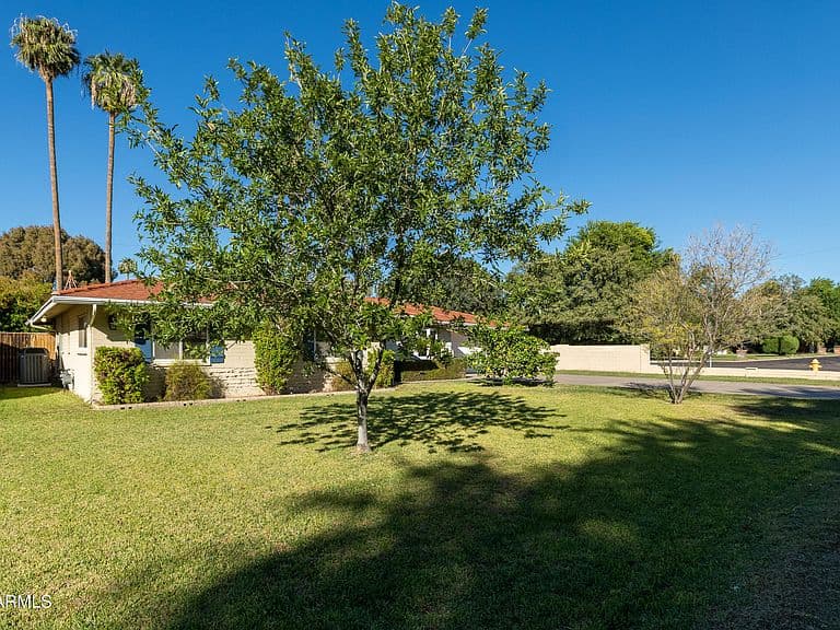 702 W RANCHO Drive photo 2