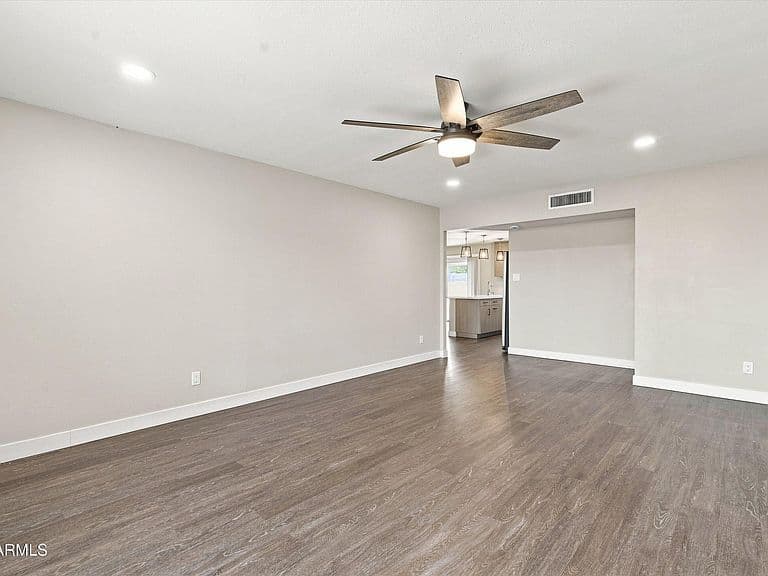 1726 E EL PARQUE Drive photo 3