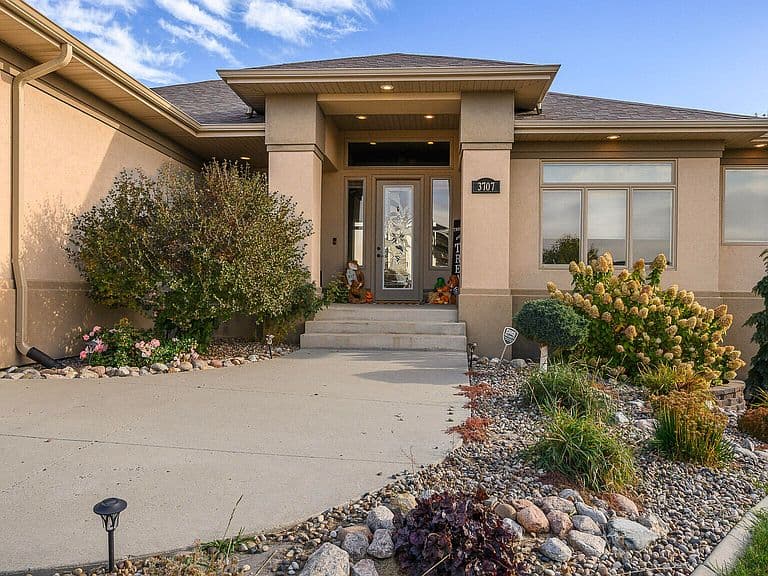 3707 Valley Dr photo 2