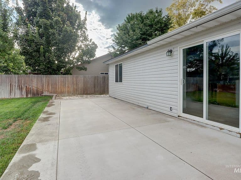 1434 Peregrine Dr photo 4