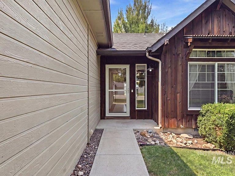 2127 N Maroon Ave photo 3