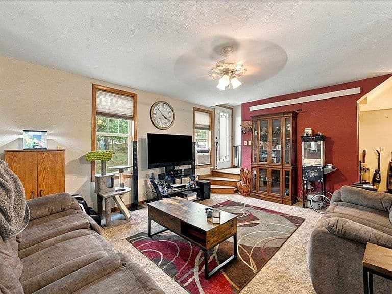 821 Arthur St photo 3