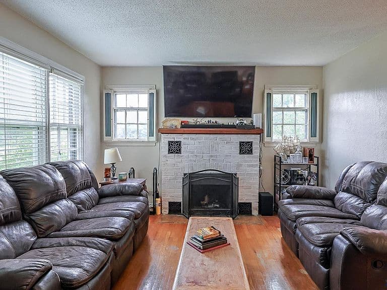 1501 Albany Ave photo 2