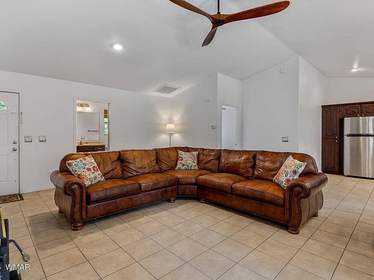 921 E Lauren Ct photo 4