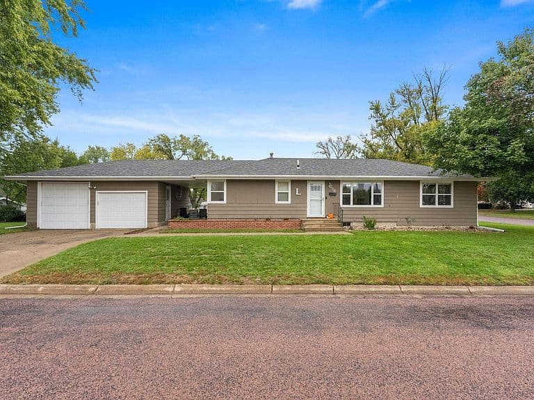 210 E Maple St photo 2
