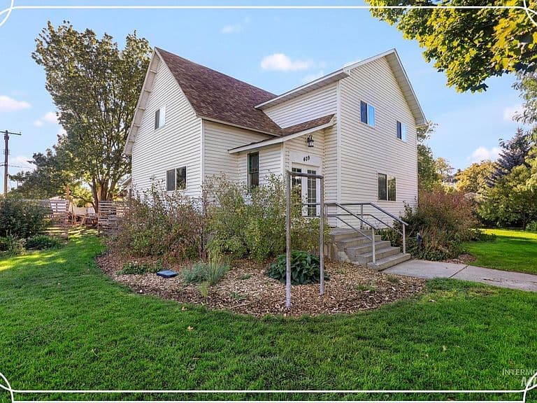 409 1st St E photo 1