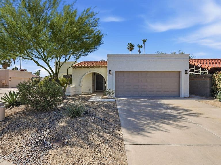 4017 E DAHLIA Drive photo 3