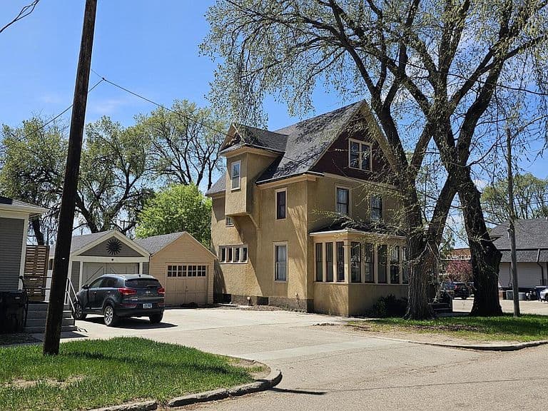 413 E B Ave photo 2