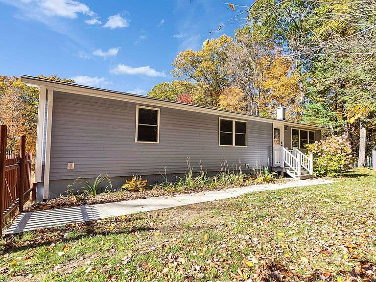 196 Rhododendron Road photo 1