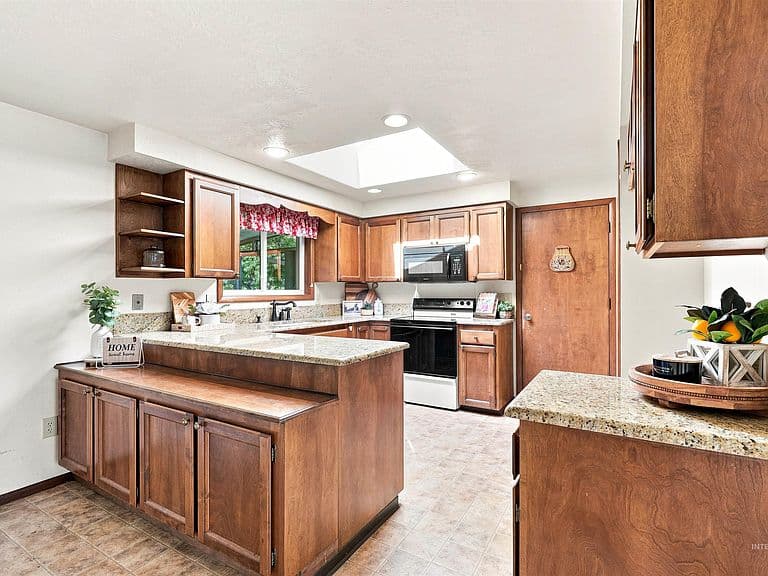 1237 E Cerramar Ct photo 5
