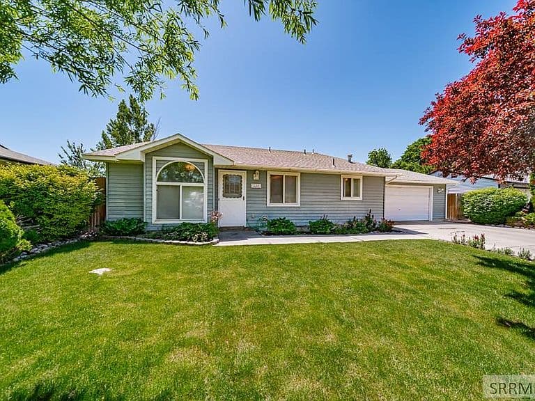 832 Wildrose Ln photo 2