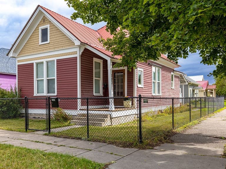 303 5th Ave W photo 1