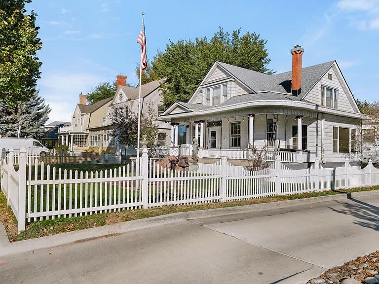 339 W Loucks St photo 2