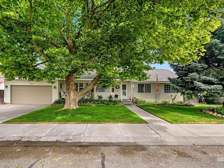 426 Bitterbrush Dr photo 2