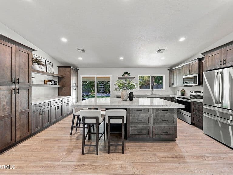 6814 E BEVERLY Lane photo 1