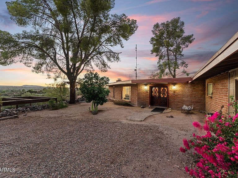 590 CONSTELLATION Road photo 1