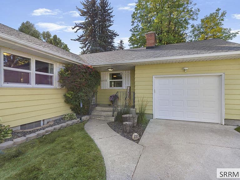 215 Tautphaus Dr photo 4