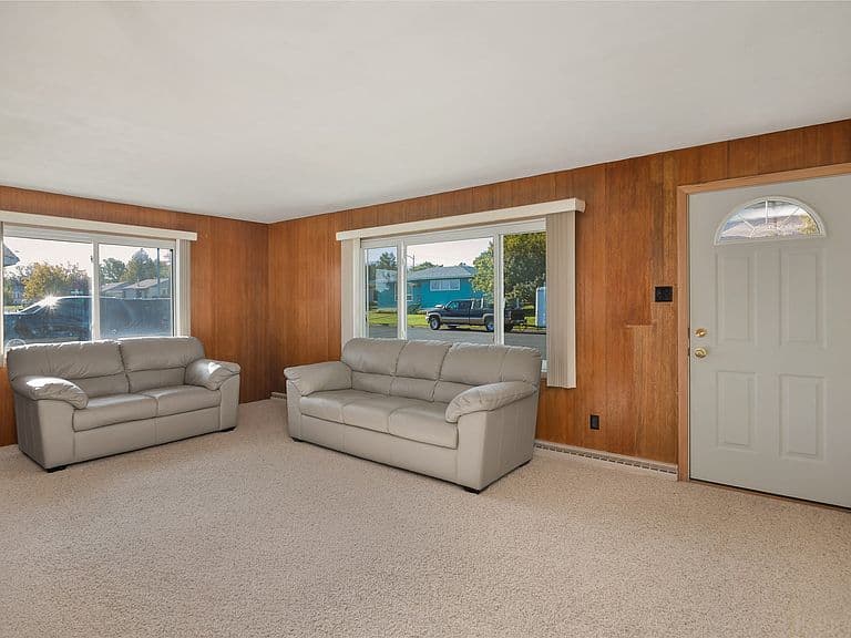 1310 Peosta Ave photo 4