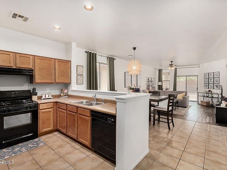 44285 W Cydnee Dr photo 3