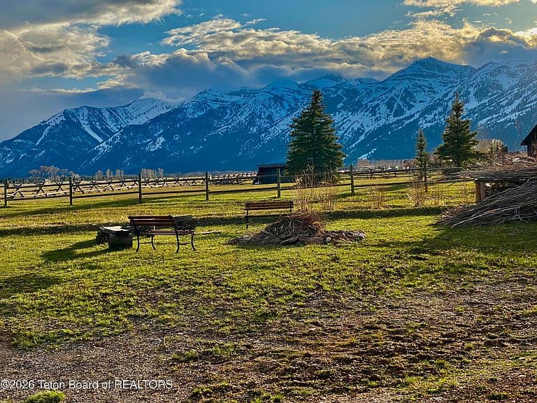 8000 N Spring Gulch Rd photo 4