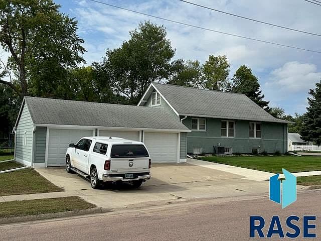 501 W Oak St photo 3