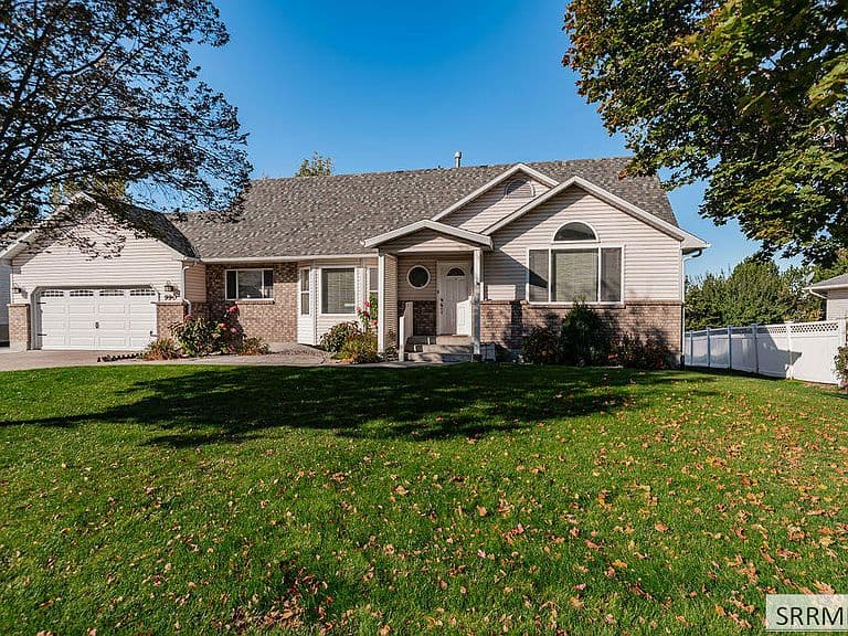 990 Hillview Dr photo 4