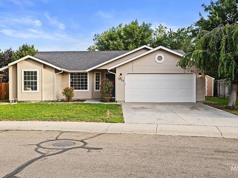 1535 E Oakridge Dr photo 1