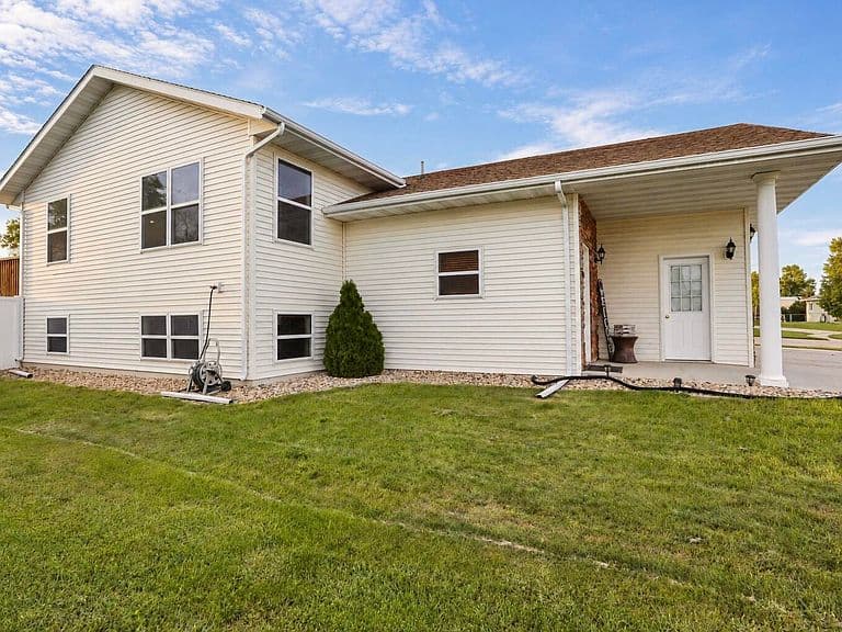 1310 Warren Dr photo 3