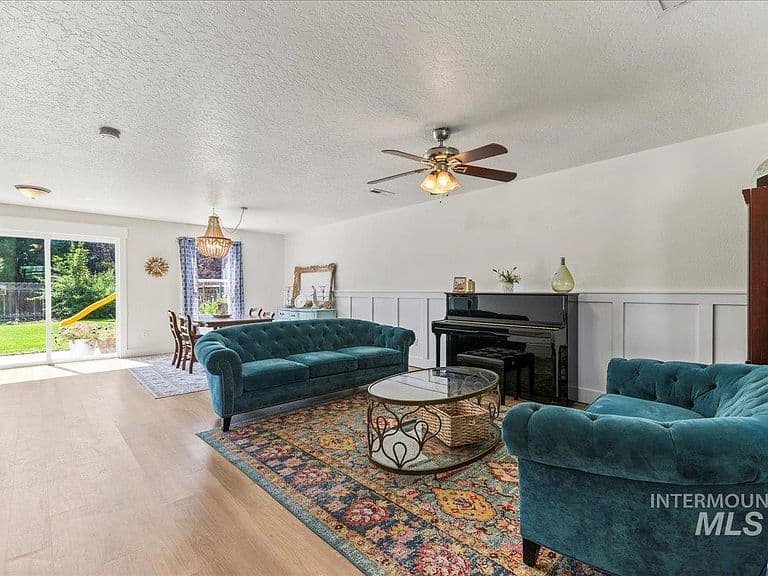 335 E Willowcreek Dr photo 3