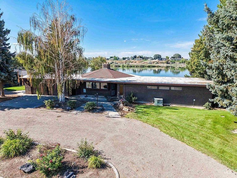 1109 S River Dr photo 1