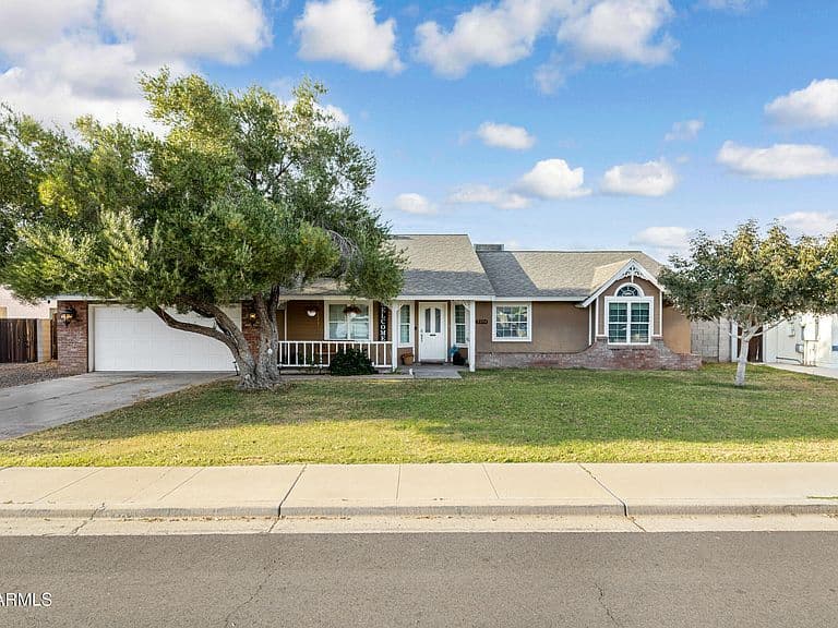 5344 E DIAMOND Avenue photo 2