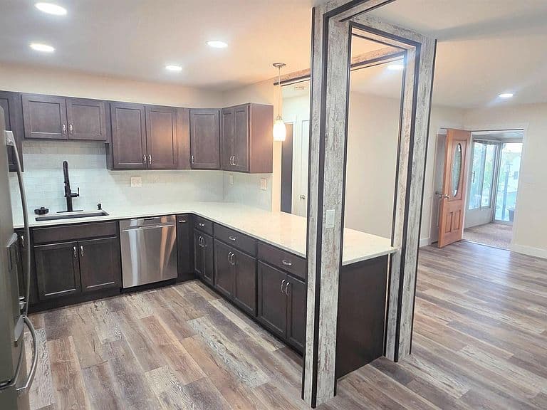 137 King Ct photo 4