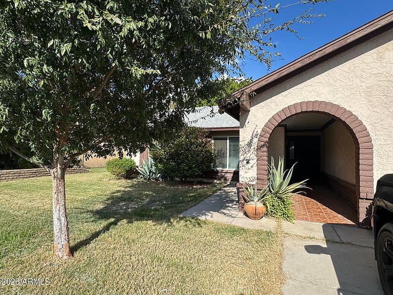 5211 N 72ND Avenue photo 1