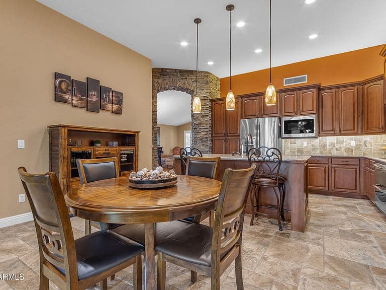 1452 E Oakland St photo 5