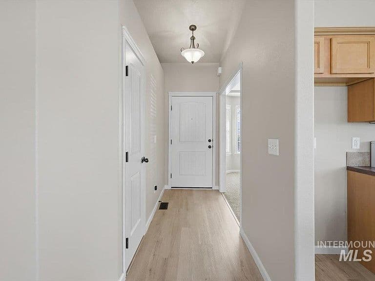 494 E Chateau Dr photo 4