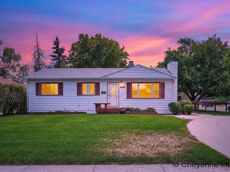 3905 E 8th St photo 1
