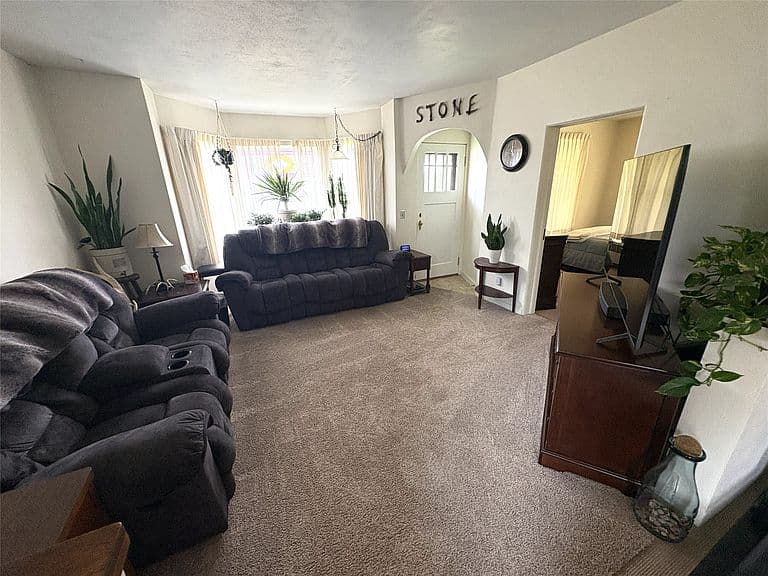 1201 Leslie Ave photo 2