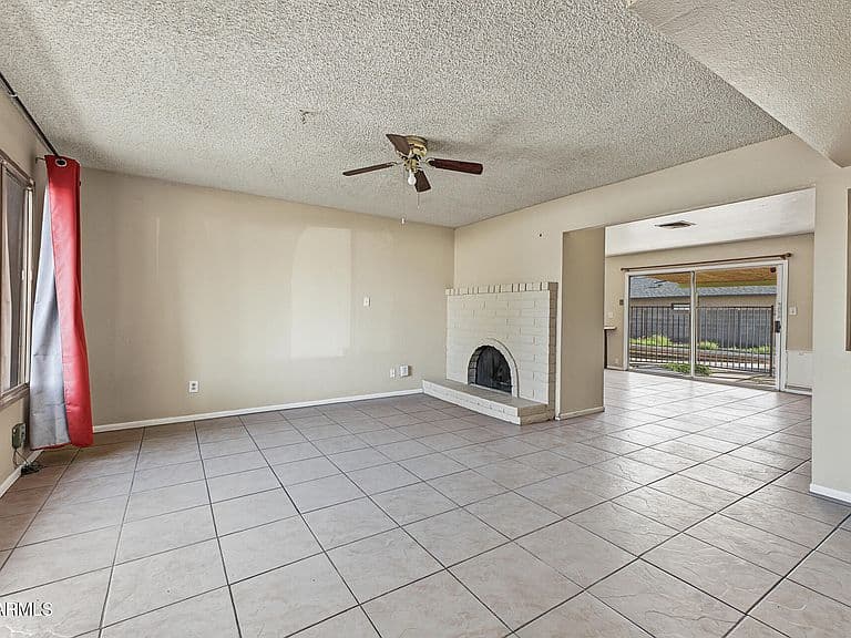 8717 W CLARENDON Avenue photo 4