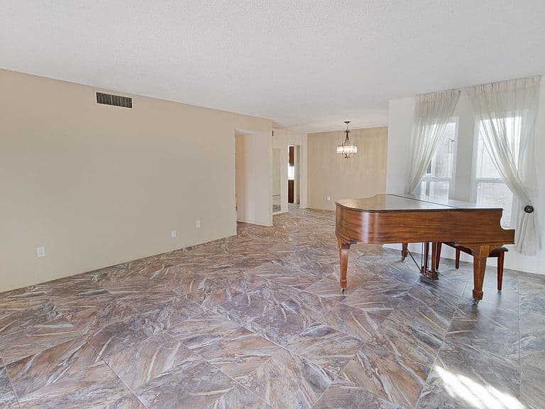 1401 E Torrey Pines Cir photo 3