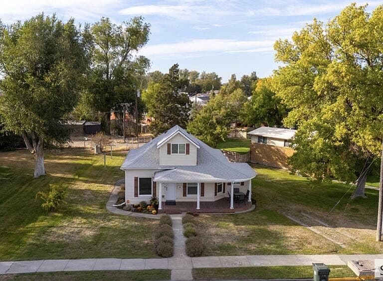 183 N Oak St photo 2