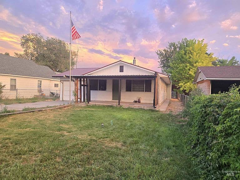 321 W Ave E photo 1