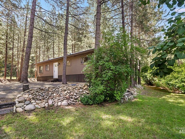 2071 N Pine Featherville Rd photo 1