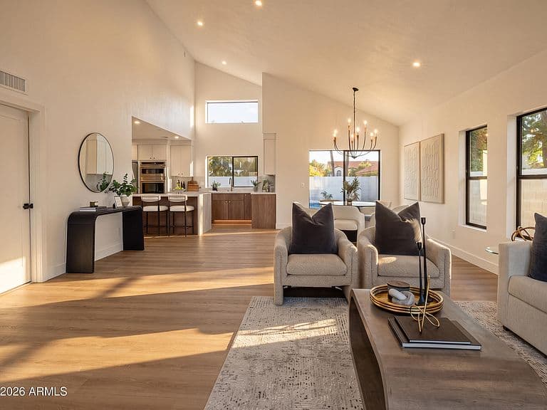 9021 E SUTTON Drive photo 4