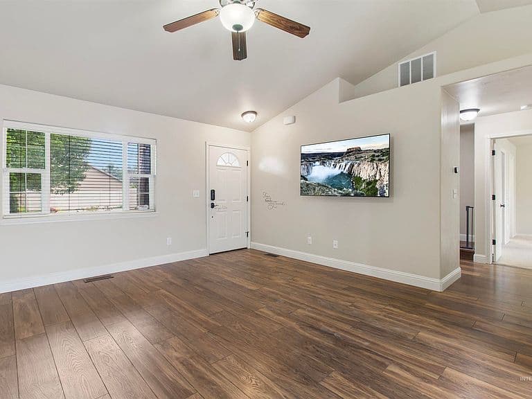 446 Noble St photo 5