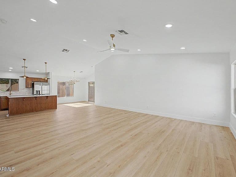 1226 E MADDISON Street photo 5