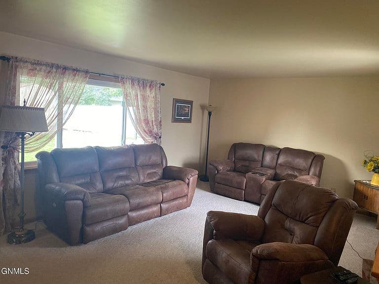 2116 E Ave E photo 3