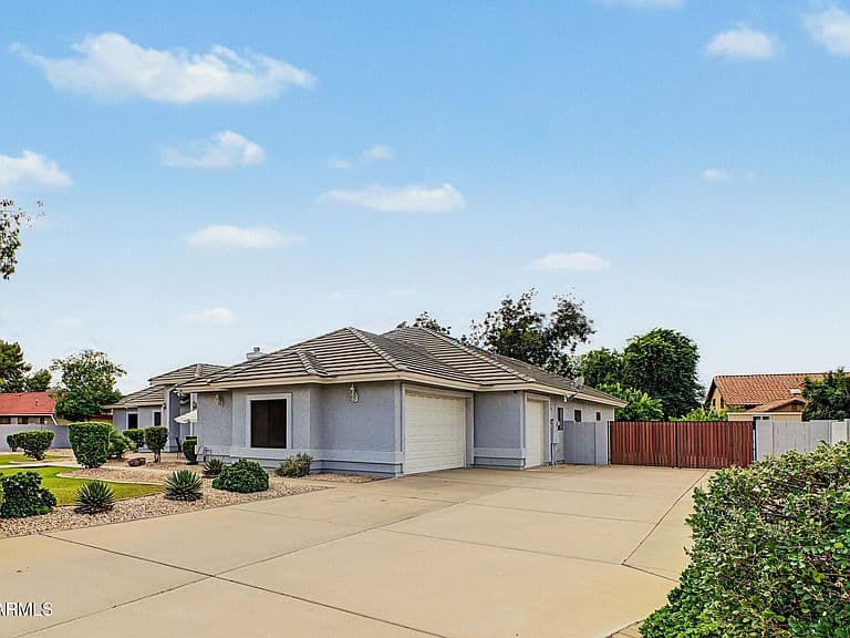 2711 E Pueblo Avenue photo 2
