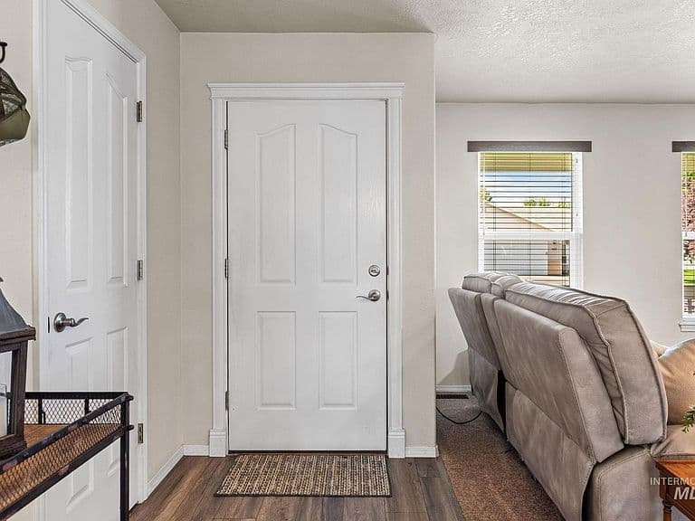440 N Nebula Ave photo 4