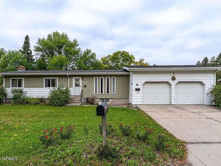 1313 Albert St photo 1