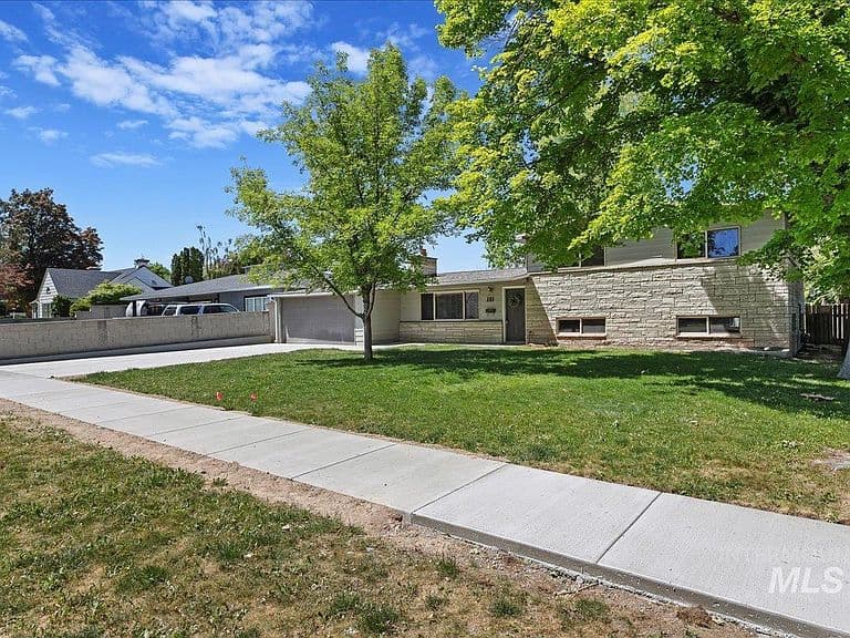 151 Fillmore St photo 2
